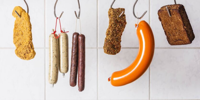 vegane Wurst an Fleischerhaken