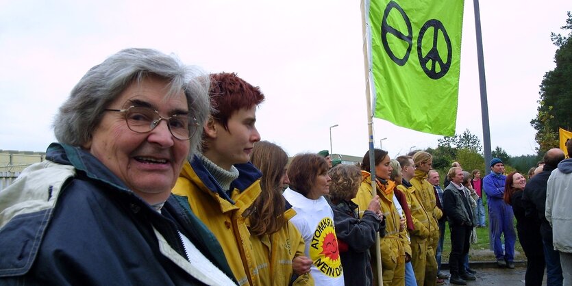 Demonstranten mit Fahne