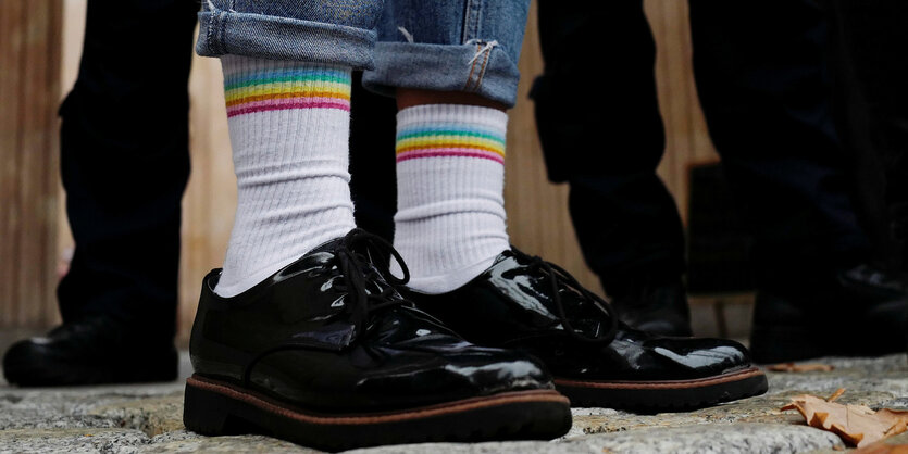 Füße mit Socken in Regenbogenfarben