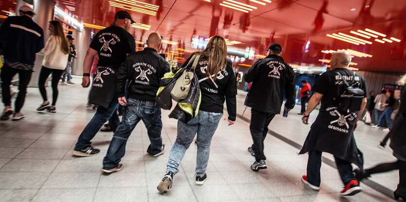 Menschen in Uniform in einem Einkaufszentrum