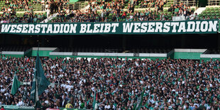 Werderfans haben in der Ostkurve ein Transparent mit der Aufschrift "Weserstadion bleibt Weserstadion" aufgehängt.