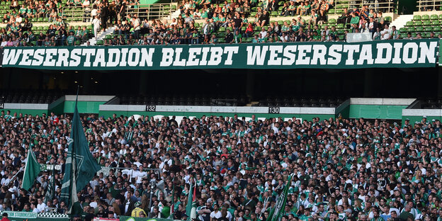 Werderfans haben in der Ostkurve ein Transparent mit der Aufschrift "Weserstadion bleibt Weserstadion" aufgehängt.