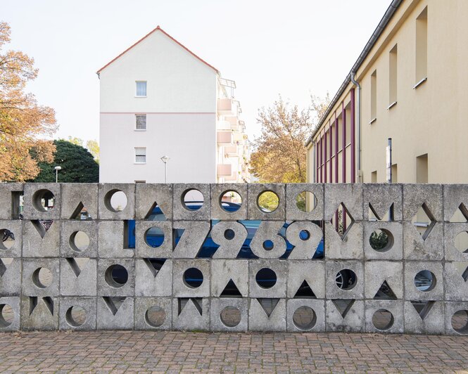 Eine Mauer auf dem Schulhof einer Schule