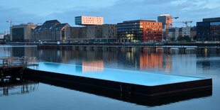 Die Spree in Berlin, darin das Schwimmbecken vom "Badeschiff"