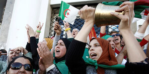 Frauen protestieren in Algier