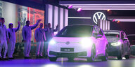 Elektroautos vom Typ VW ID3 fahren bei einer Präsentation im VW-Werk auf die Bühne