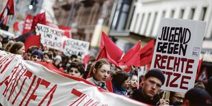 Kinder und Jugendliche bei einer Demonstration gegen Rechtsextremismus.