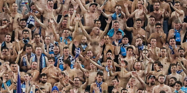 Fans mit nacktem Oberkörper in der Kurve des Stadions von St. Petersburg