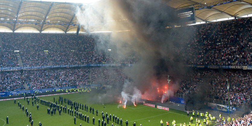 Feuerwerkskörper explodieren vor dem Abpfiff auf der Tribüne.