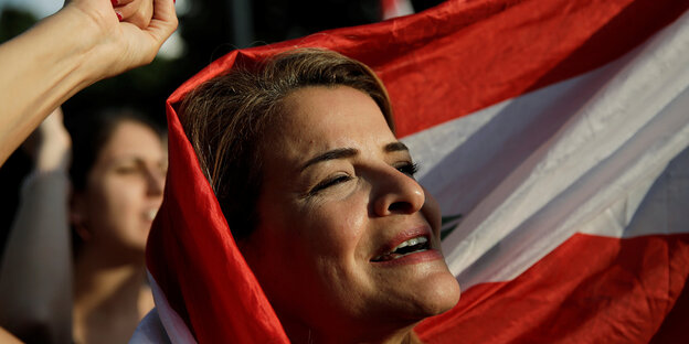 Porträt einer Frau mit libanesischer Flagge
