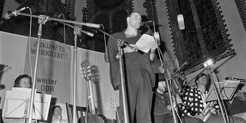 Unter dem Motto "Zukunftswerkstatt - wie nun weiter DDR" veranstalten verschiedene oppositionelle Gruppen ein Treffen in der Erloeserkirche am Vorabend der 40-Jahr-Feier der DDR