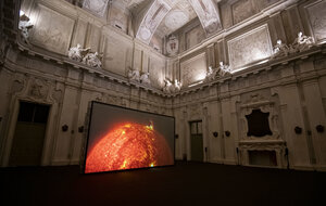 Ein Raum mit einer Videoinstallation Ein Raum mit einer Videoinstallation