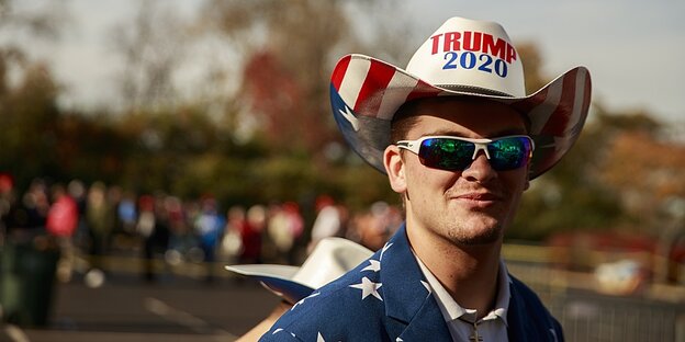 ein Unterstützer von US-Präsident Donald Trump trägt einen Cowbyohut mit der Aufschrift "Trump 2020"