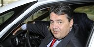 Der SPD-Politiker Sigmar Gabriel sitz in einem Opel
