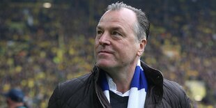 Clemens Tönnies trägt einen blau-weiß-gestreiften Schal