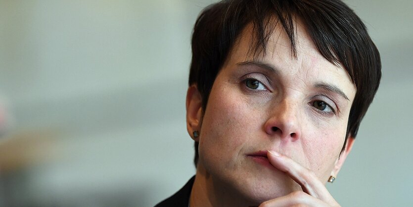 Portrait von Frauke Petry, Vorsitzende der "Blauen Partei", nachdenklich