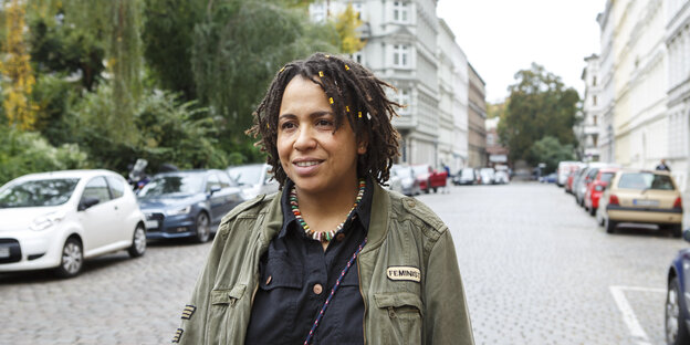 Eine Schwarze Frau steht auf einer Straße in Berlin
