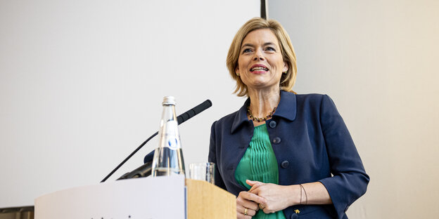 Bundesernährungsministerin Julia Klöckner spricht an einem Rednerpult