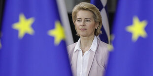 Ursula von der Leyen zwischen EU-Fahnen