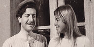 Der Sänger Leonard Cohen trägt eine Mütze, neben ihm ist seine damalige Freundin Marianne Ihlen