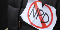 Ein Anti-NPD-Sticker einer Demonstrantin.