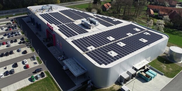 Photovoltaikanlage auf dem Dach des Osnabrücker Möbelhauses Boss