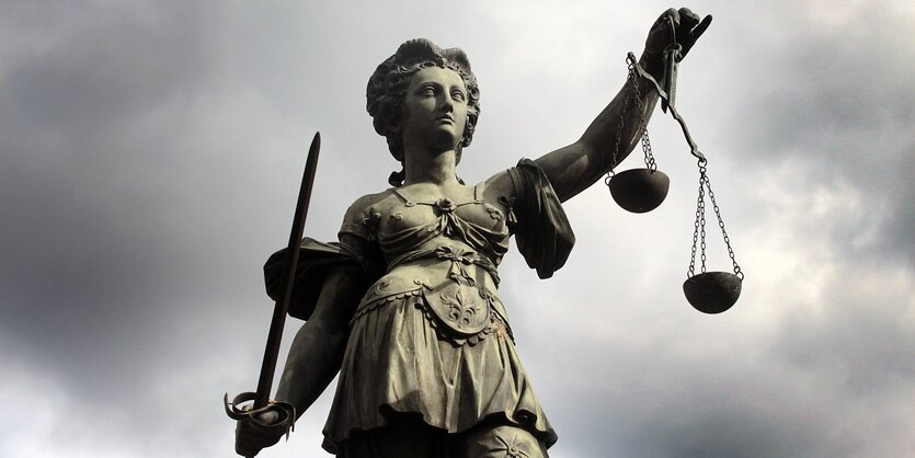 Detailaufnahme der Skulptur "Justizia" auf dem Römerberg in Frankfurt/Main