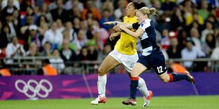 Zwei Fußballerinnen im Laufduell um den Ball