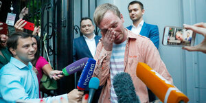 Iwan Golunow, Investigativ-Journalist, steht vor Pressevertretern und wischt sich eine Träne aus dem Auge
