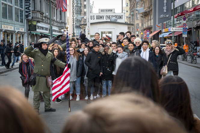 Eine Schulklasse posiert mit einem Mann, der als US-Soldat verkleidet ist