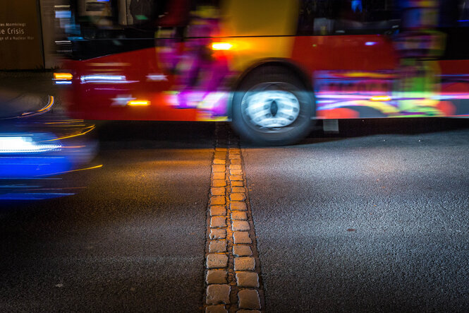 Autos rollen über eine gepflasterte Linie