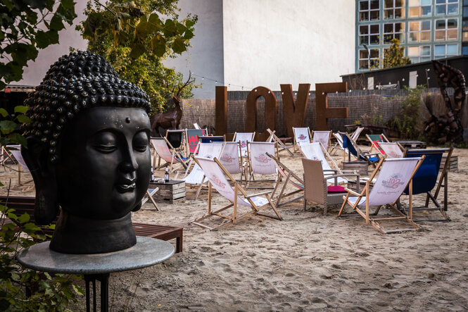 Eine Fläche mit Sand und Liegestühlen in Berlin