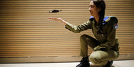 Israelische Soldatin mit einer Mini-Drohne