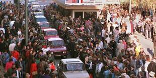 Autoschlange am Checkpoint Charlie