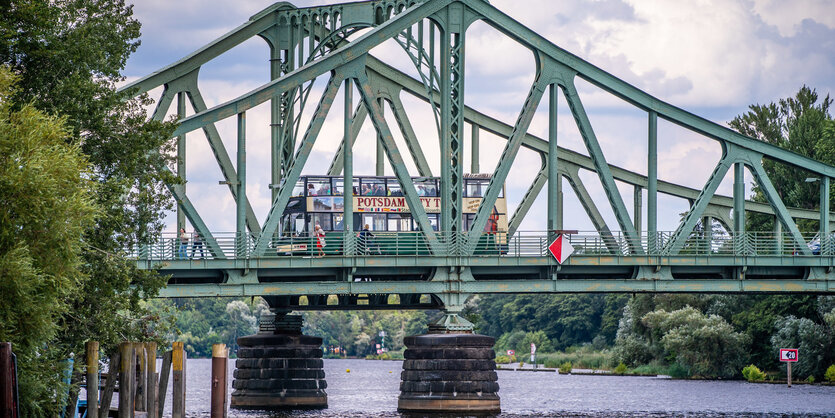 ein bus führt über eine Brücke