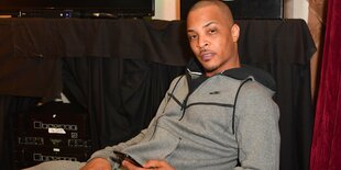 Der Rapper T.I. guckt in die Kamera