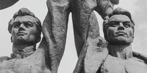 Ein sowjetischen Heldendenkmal, zwei steinerne Männerfiguren in Siegerpose