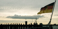 Eine Fregatte unter deutscher Flagge sticht in Wilhelmshaven in See
