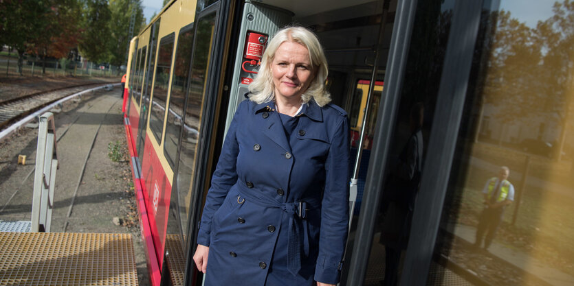 Eine Frau steht im Eingang eines S-Bahn-Waggons