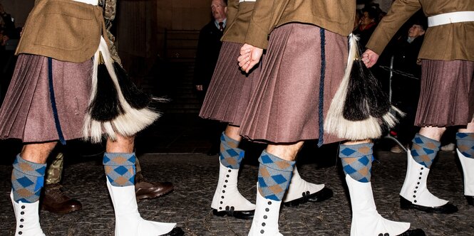 Männer in traditionaller Kluft, seitlich vom Bauch abwärts fotografiert