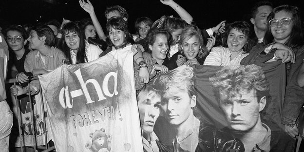 Junge Frauen halten A-Ha Transparente Junge Frauen halten A-Ha Transparente
