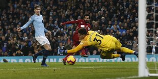 Ein Liverpooler Spieler schießt am Tohüter und am Tor vorbei