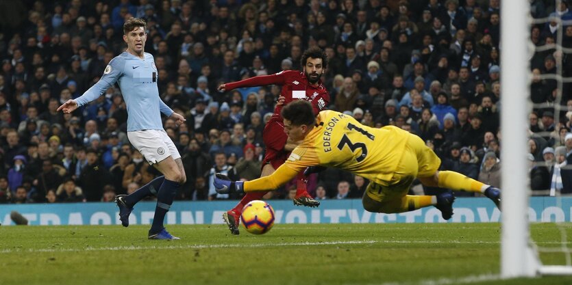 Ein Liverpooler Spieler schießt am Tohüter und am Tor vorbei