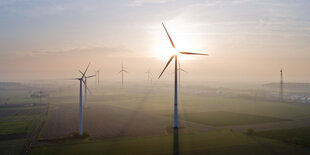 Windräter im Sonnenuntergang.