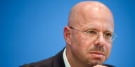 Andreas Kalbitz, Spitzenkandidat der AfD für Brandenburg, spricht während einer Pressekonferenz