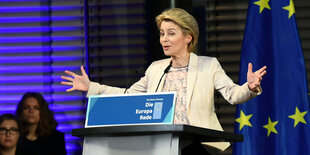 Ursula von der Leyen bei ihrer Europa-Rede hinter dem Sprechpult, sie hat ihre Arme ausgebreitet.