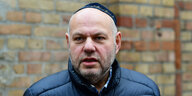 Max Privorozki, Vorsitzender der Jüdischen Gemeinde Halle. Ein Mann mit kurzen grauen Haaren. Er trägt eine Winterjacke und eine Kippa.