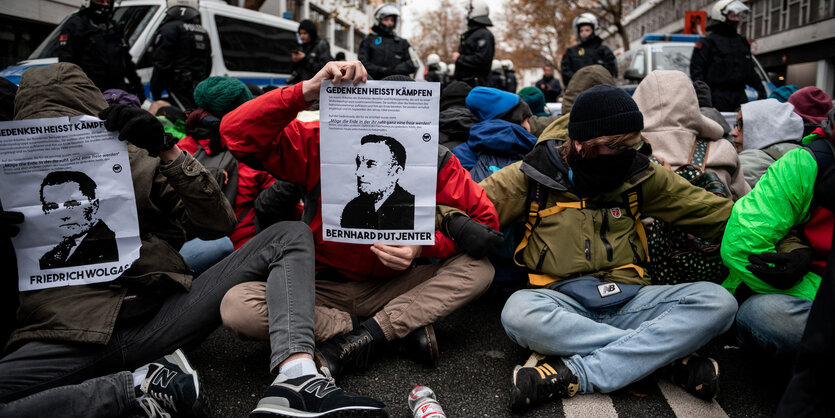 Eine Sitzblockade hält die Demonstration der Partei «Die Rechte» auf.