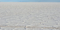 Blick auf den größten Salzsee der Welt, den Salar de Uyuni, im bolivianischen Hochland