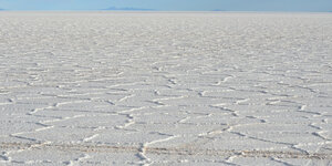 Blick auf den größten Salzsee der Welt, den Salar de Uyuni, im bolivianischen Hochland